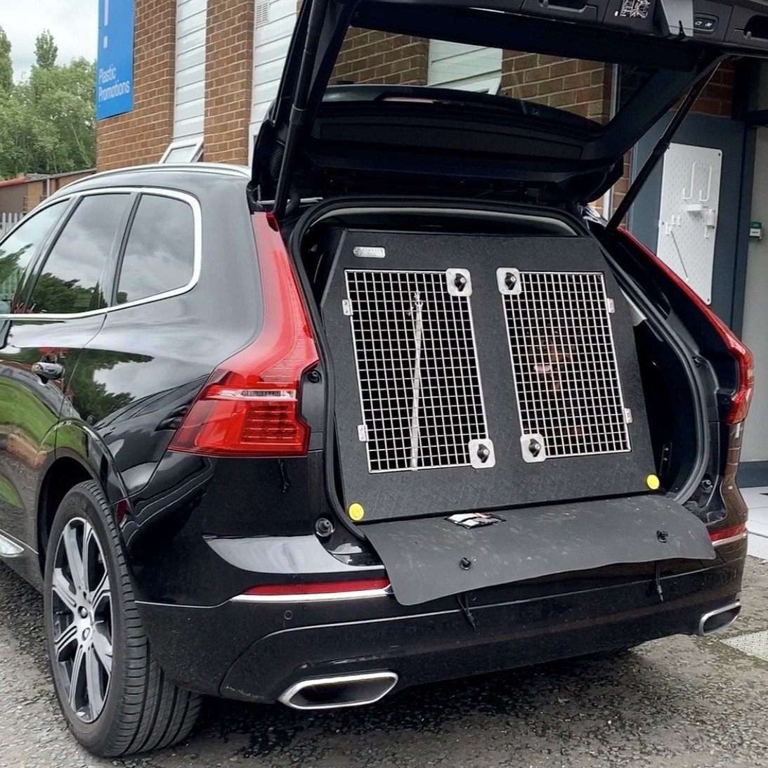 Volvo xc60 online dog guard